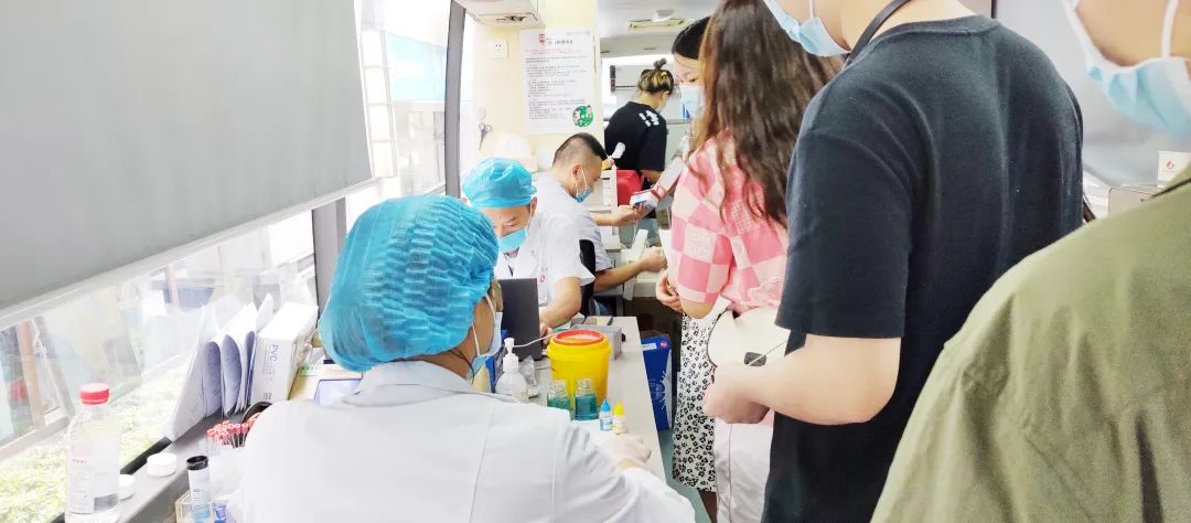 重庆送子鸟医院献血公益行丨用爱心为生命加油！