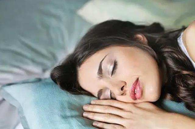  大人睡觉流口水小心5种病，多半是你的脾在报警千万别大意了