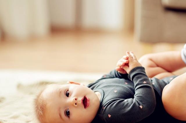 1一12个月宝宝行为表顺口溜，助你轻松判断发育情况
