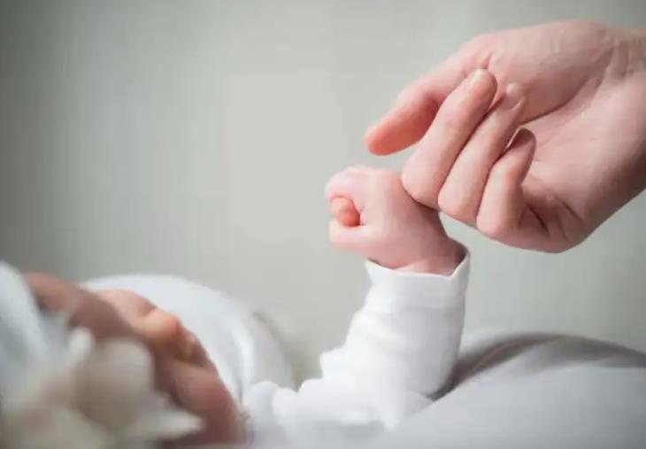 新生儿会吐奶可以把头垫高吗？新生儿吐奶的原因有哪些？