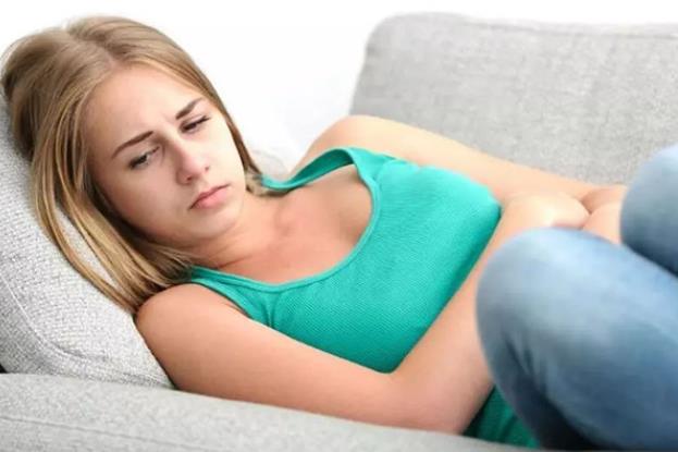 女人腰酸是怎么回事！引起腰疼的原因有哪些！