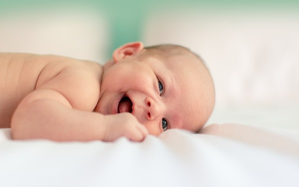 宝宝刚出生不久喜欢睡觉侧着脸是为什么？